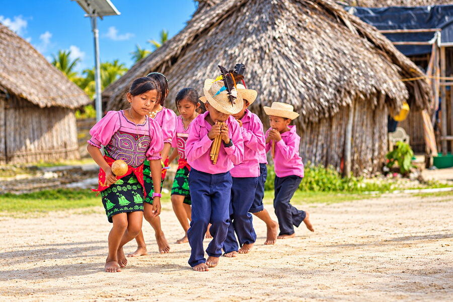 Ni&ntilde;os guna tocando m&uacute;sica tradicional en su comunidad