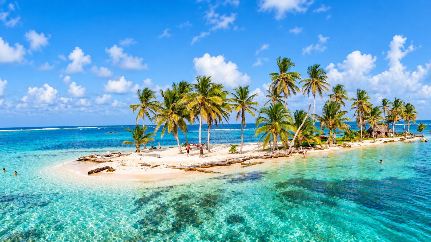 Vista a&eacute;rea de una isla desierta con palmeras en San Blas