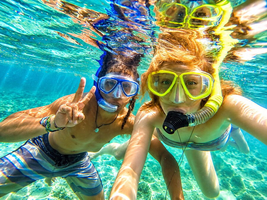 Dos viajeros haciendo snorkel en las aguas turquesas de San Blas