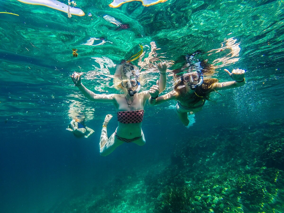 Snorkel sobre arrecife de coral en agua cristalina de San Blas