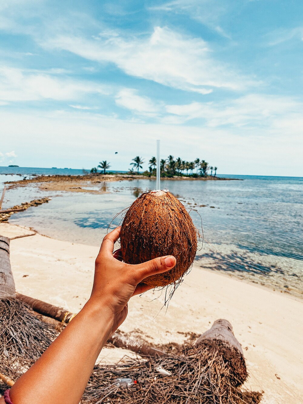 Viajeros divirtiéndose en una playa de San Blas