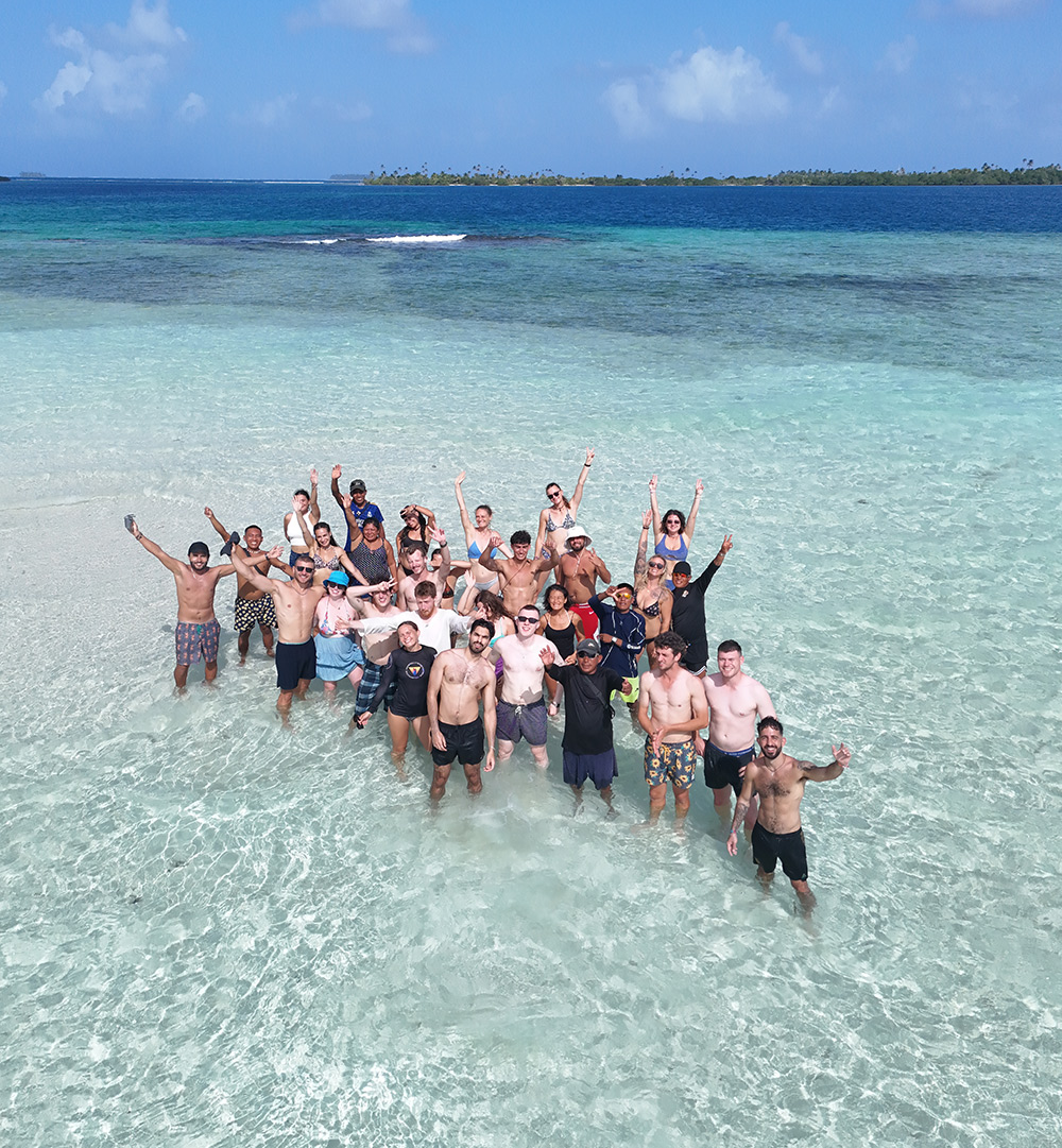 Speedboat arriving at a San Blas island
