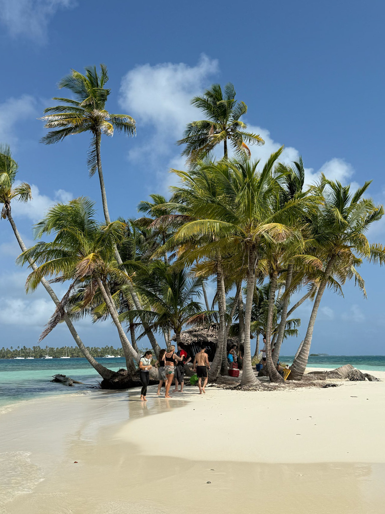 Island hopping by speedboat in San Blas