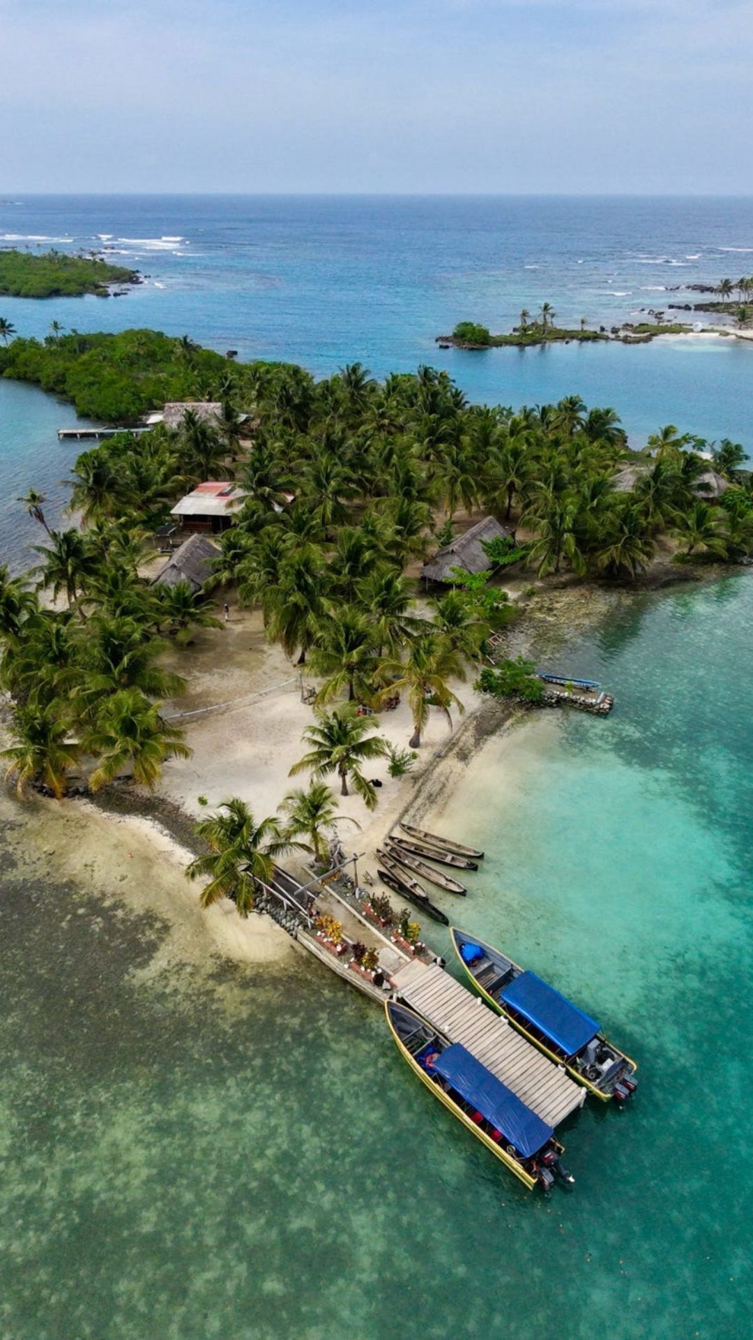 Island hopping by speedboat through the San Blas archipelago